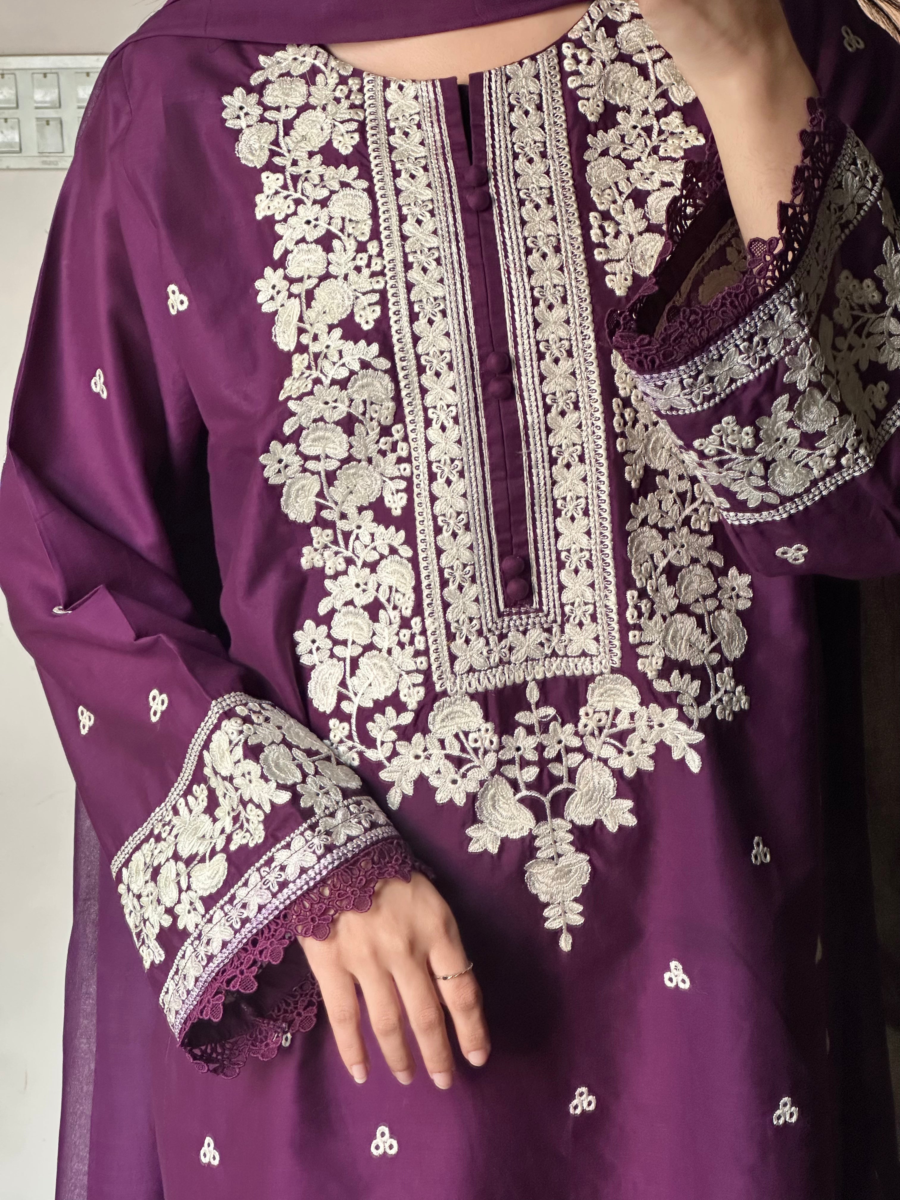 Skilar Embroidered 3 pc