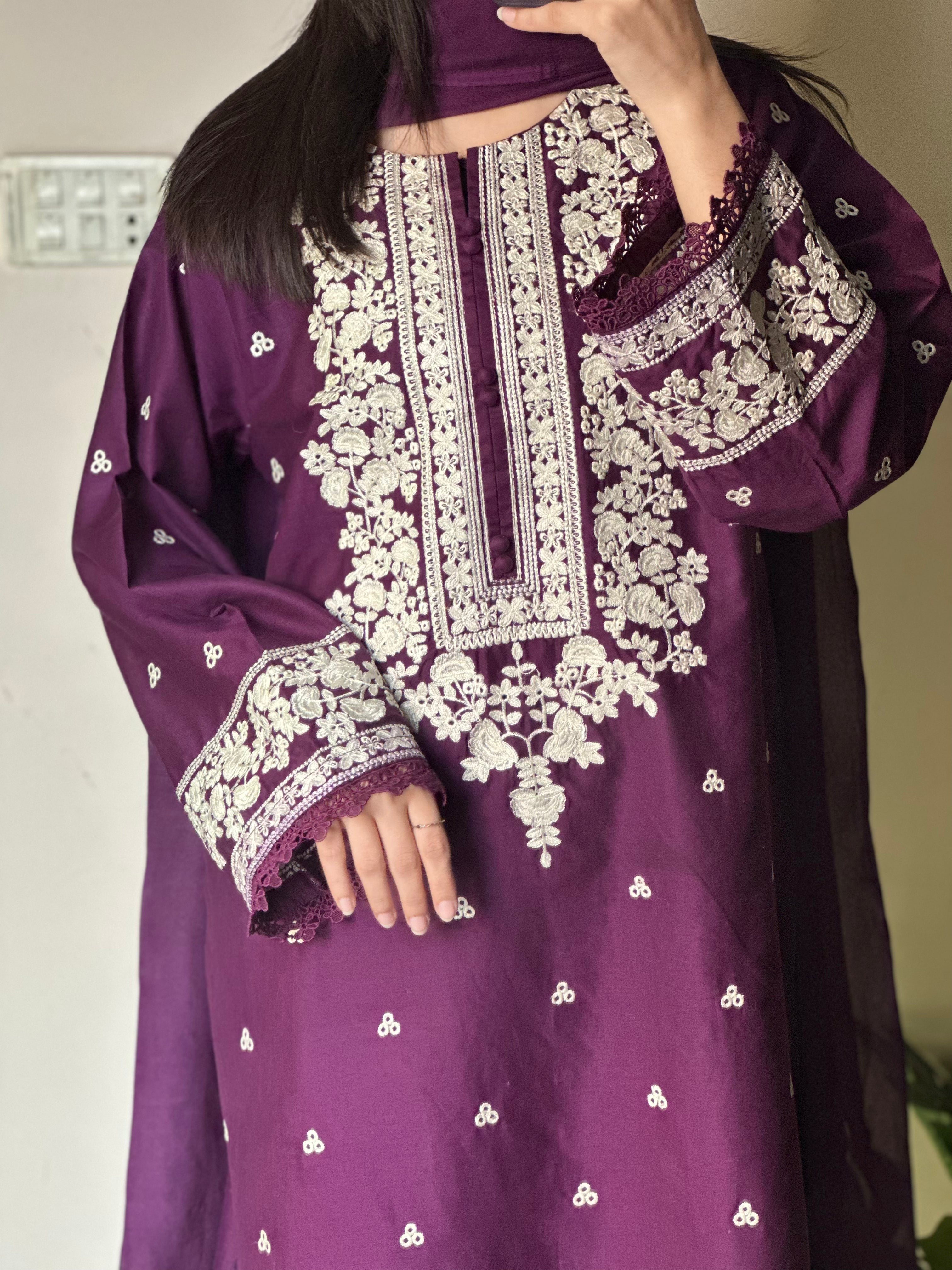 Skilar Embroidered 3 pc