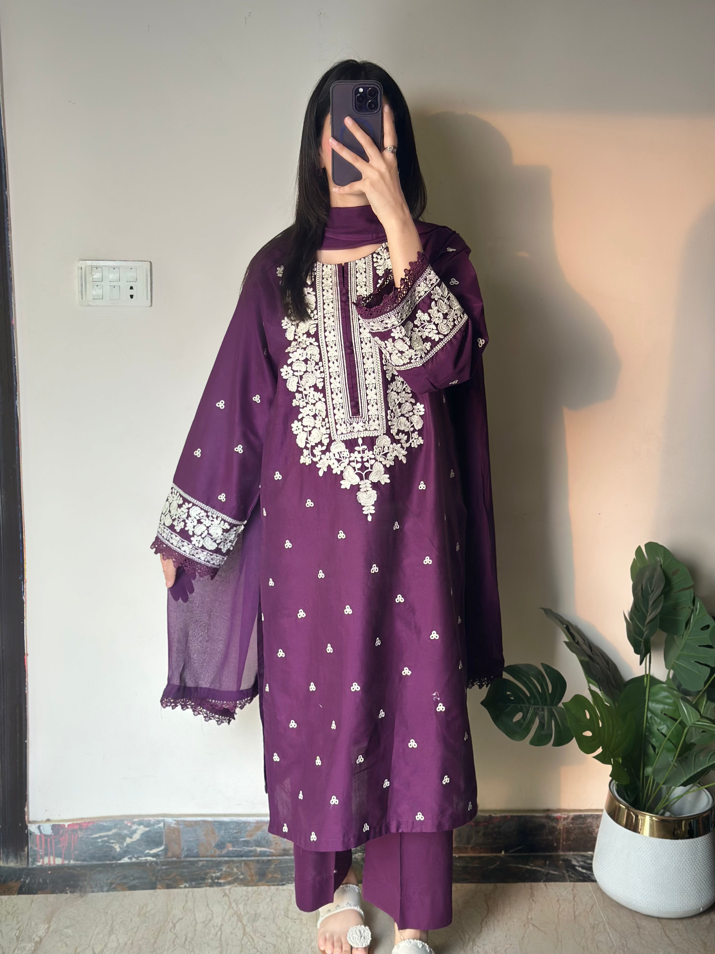 Skilar Embroidered 3 pc