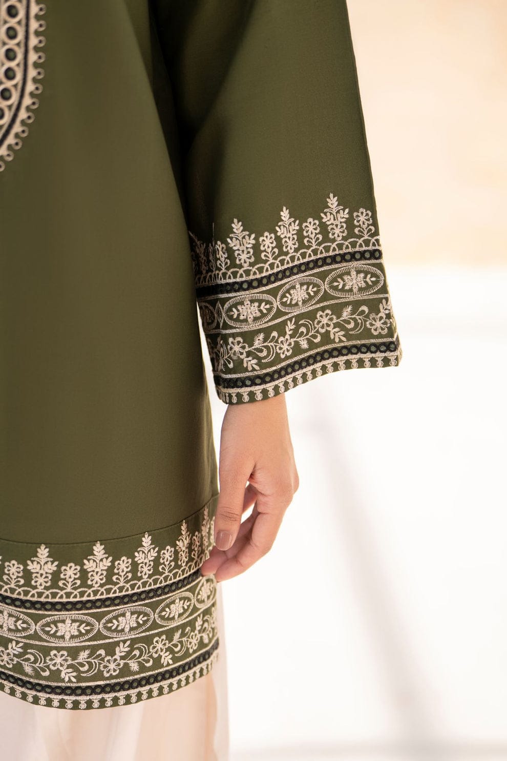 Falak Embroidered 3 PC (Short Shirt & Farshi Shalwar)